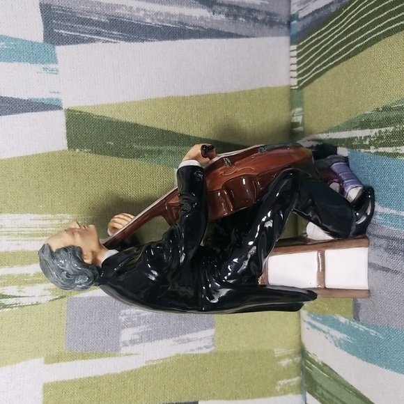 🎶Rare Royal Doulton Cellist Figurine In Excellent Condition🎶Made In England - Picture 11 of 17